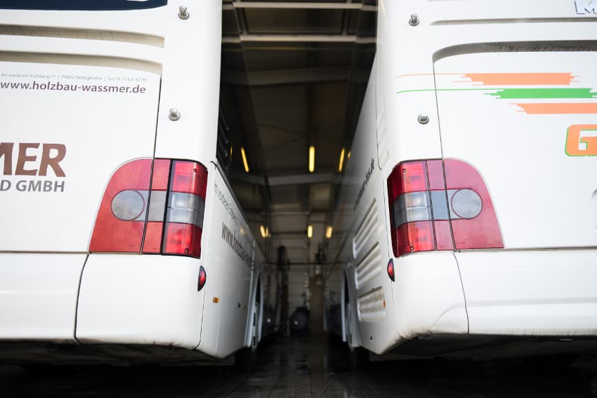 Fahrzeuge des Omnibus-Betriebs Griesser vor dem Depot