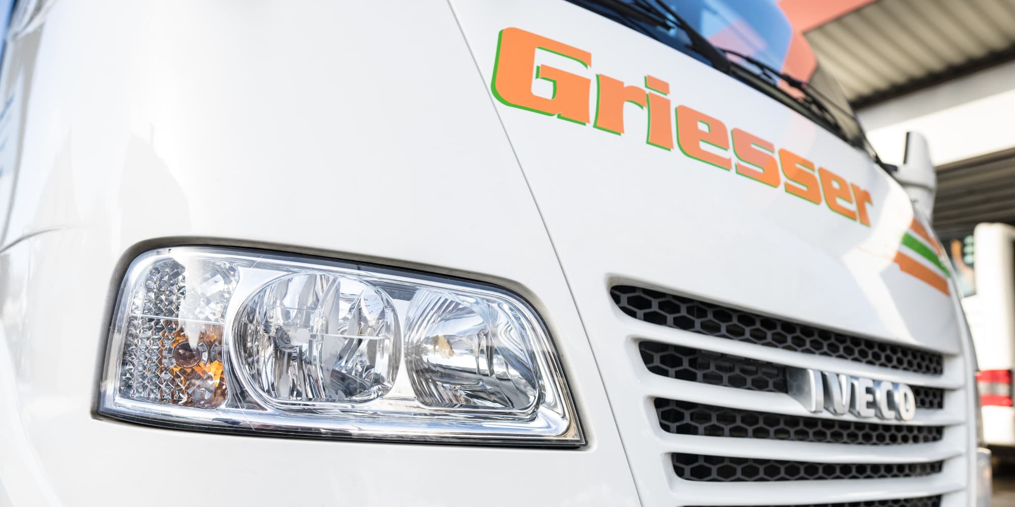 Moderner Reisebus des Omnibus-Betriebs Griesser mit aktuellem Logo