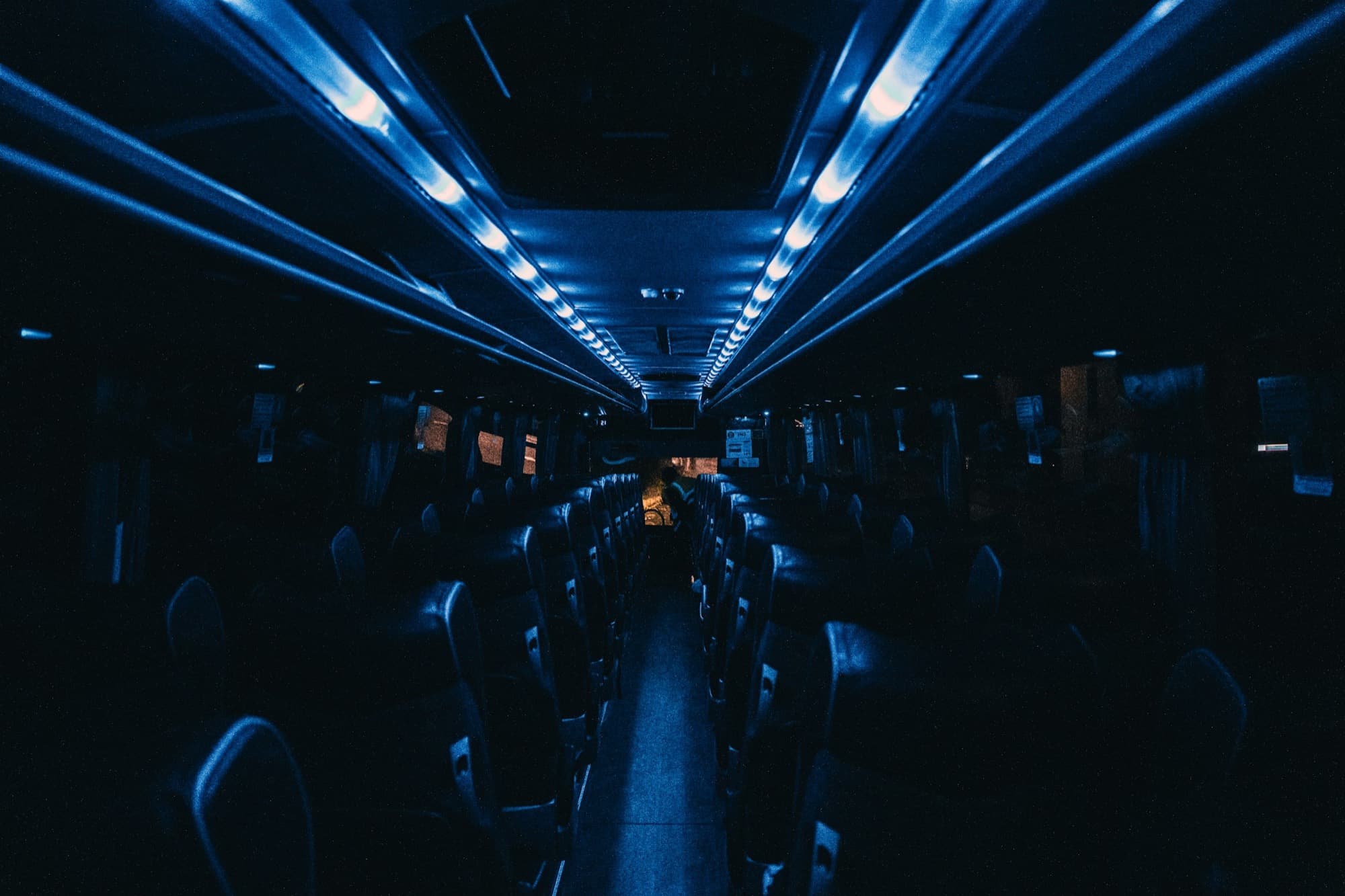 Innenraum eines Reisebusses von Omnibus-Betrieb Griesser, Sitzreihen und Deckenbeleuchtung bei Nacht