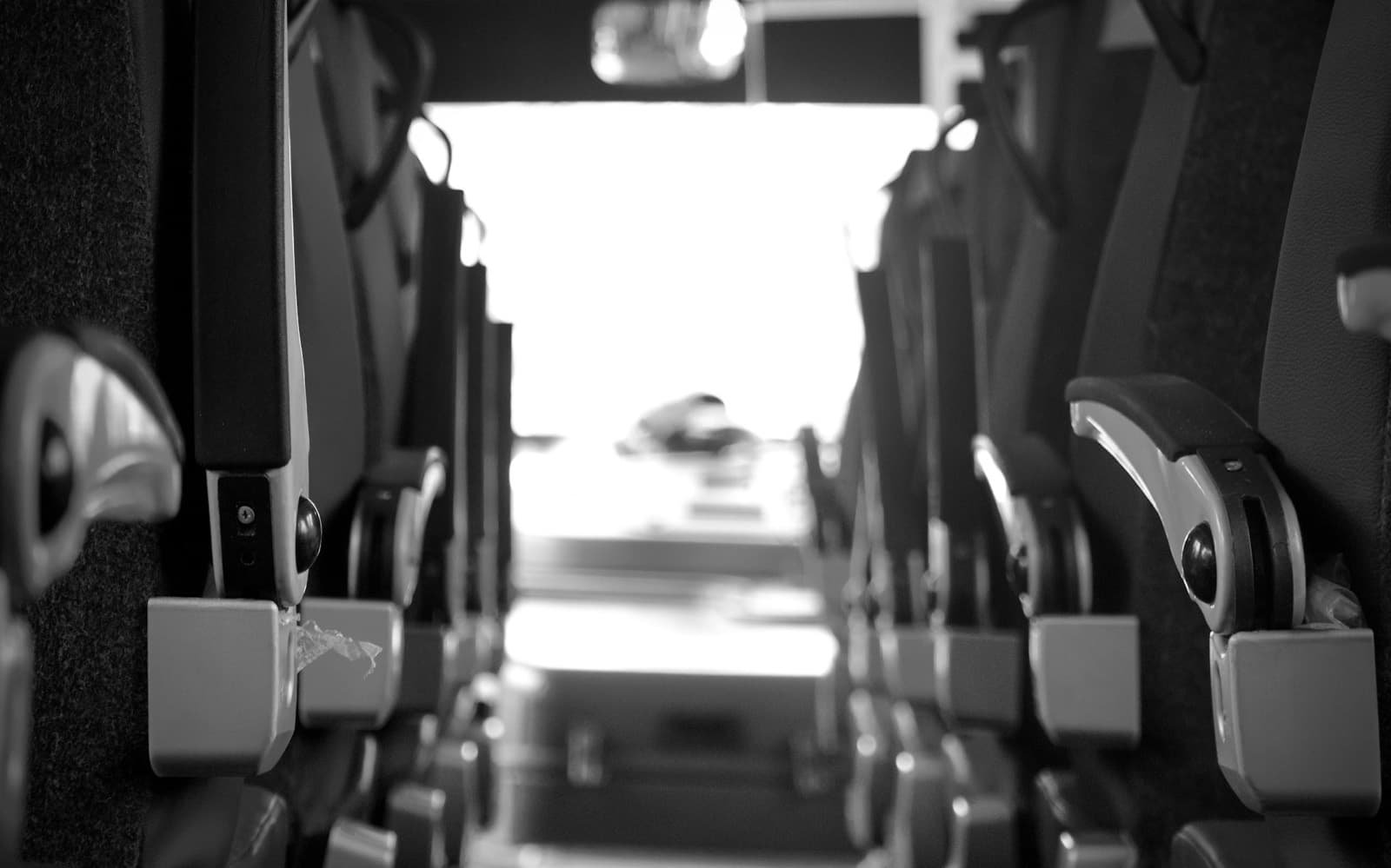 Blick durch den Mittelgang eines Reisebusses von Omnibus-Betrieb Griesser