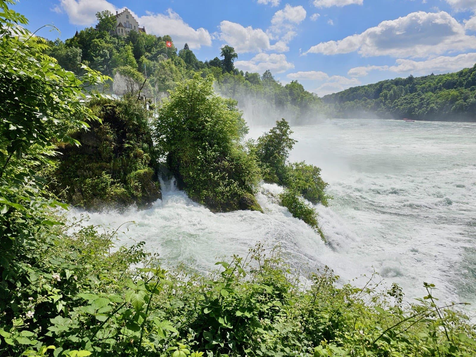 Der Rheinfall bei Schaffhausen mit Schloss Laufen über den Wassermassen